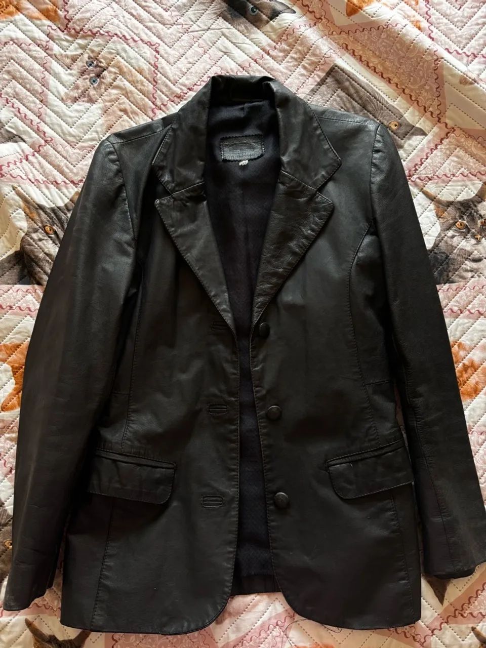 Blaser de couro preta feminina usado veste 38/40 150,00 Canoas