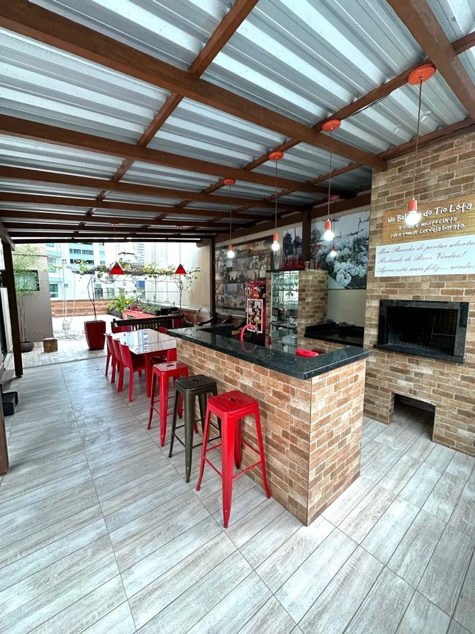 Apartamento Diferenciado, com 02 suítes, locação anual em Balneário Camboriú