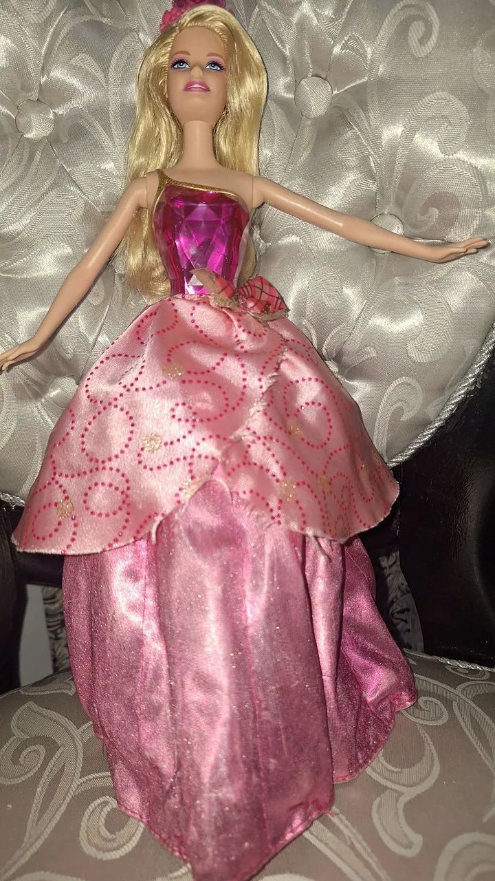 Boneca barbie escola de princesa  - Foto 3