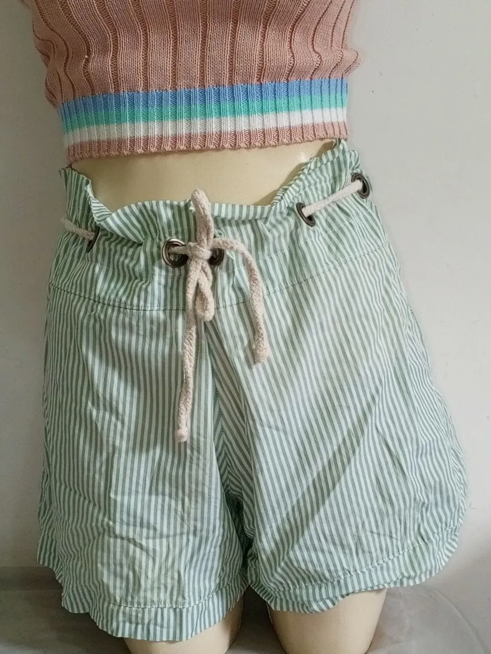 Shorts listrados verde e branco