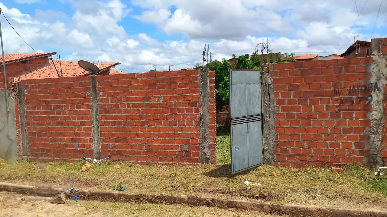 Terreno organizado com uma ótima localização.