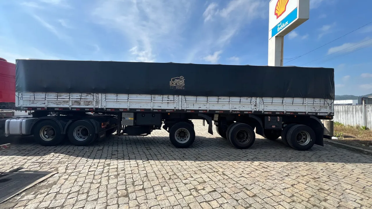 Vendo carreta Randon 2012 Assoalho de ferro com pneus Cozinha e geladeira 75.000$