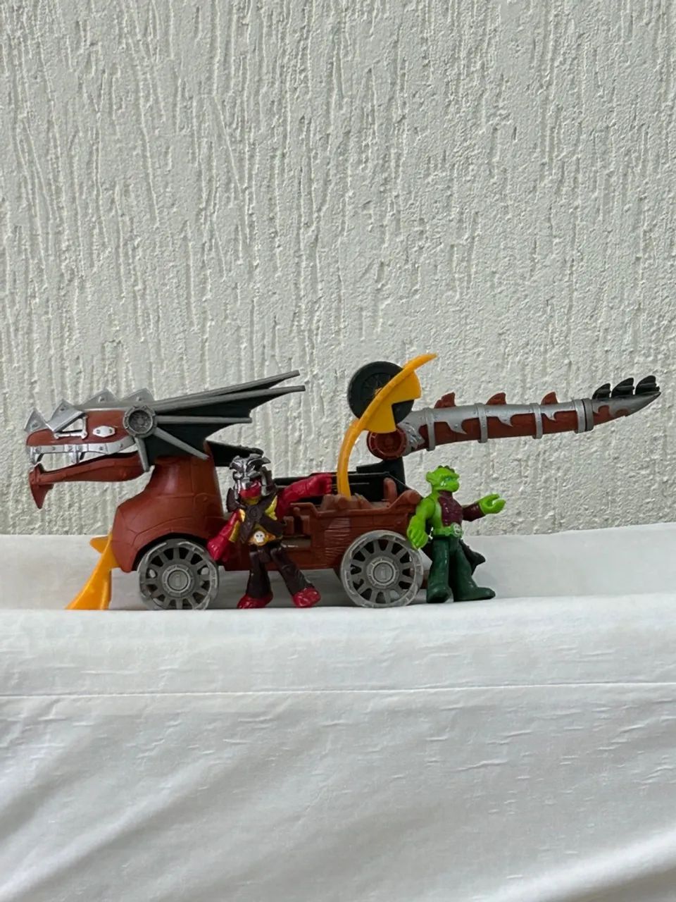 Carro dragão, Mattel. Usado apenas como enfeite.