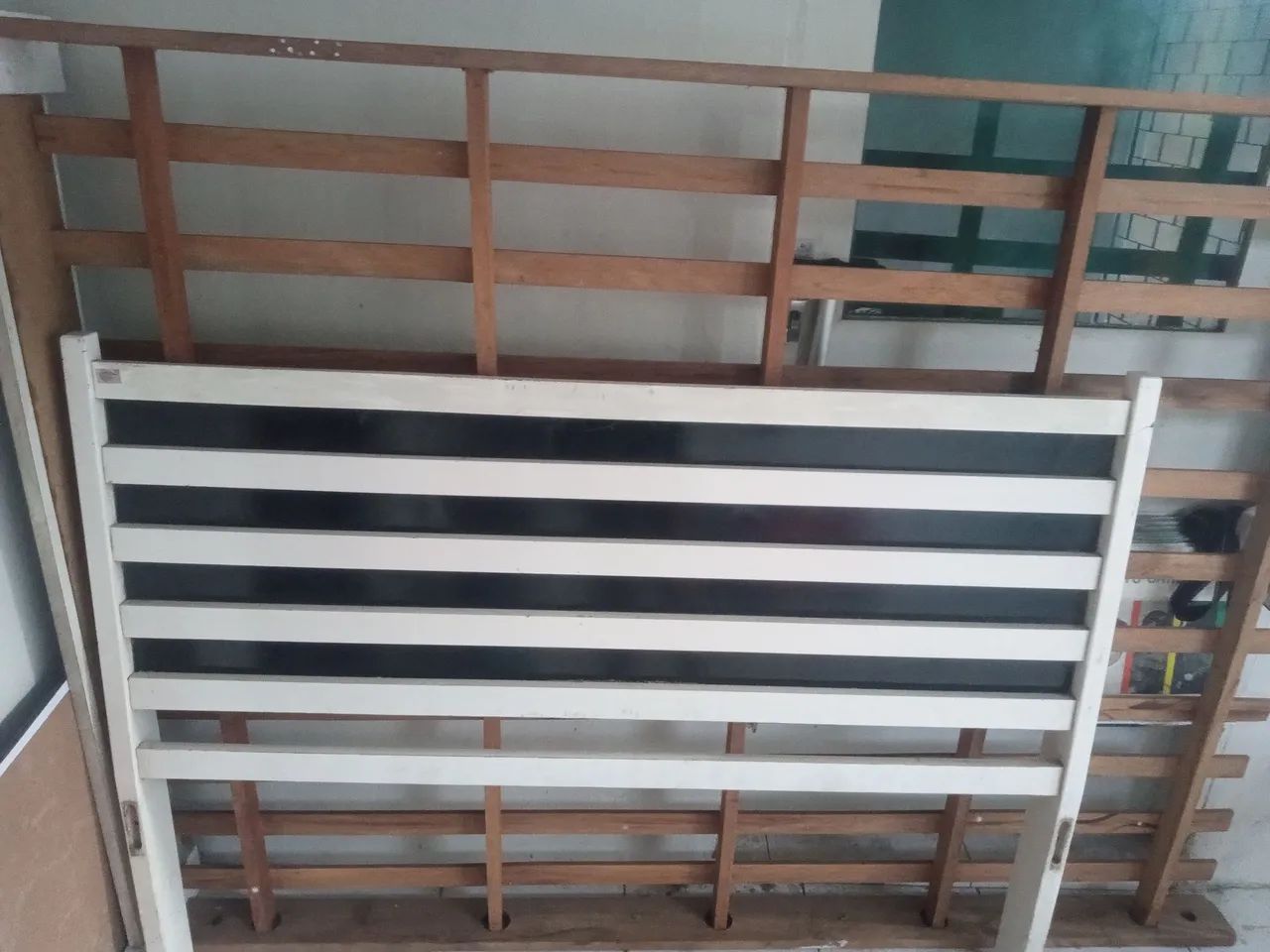 Vendo cama de casal de madeira!  Usada