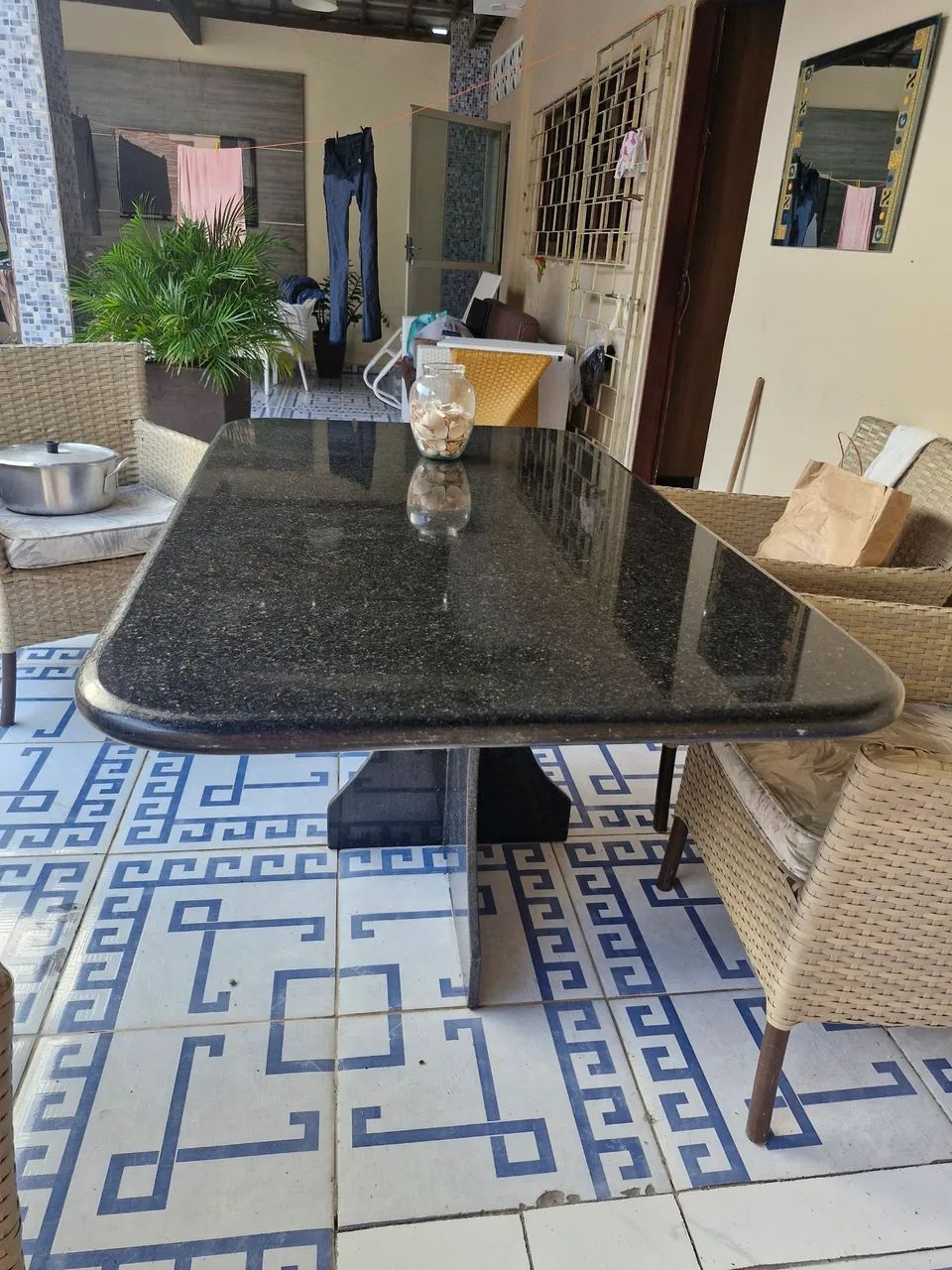 Mesa de granito boleada