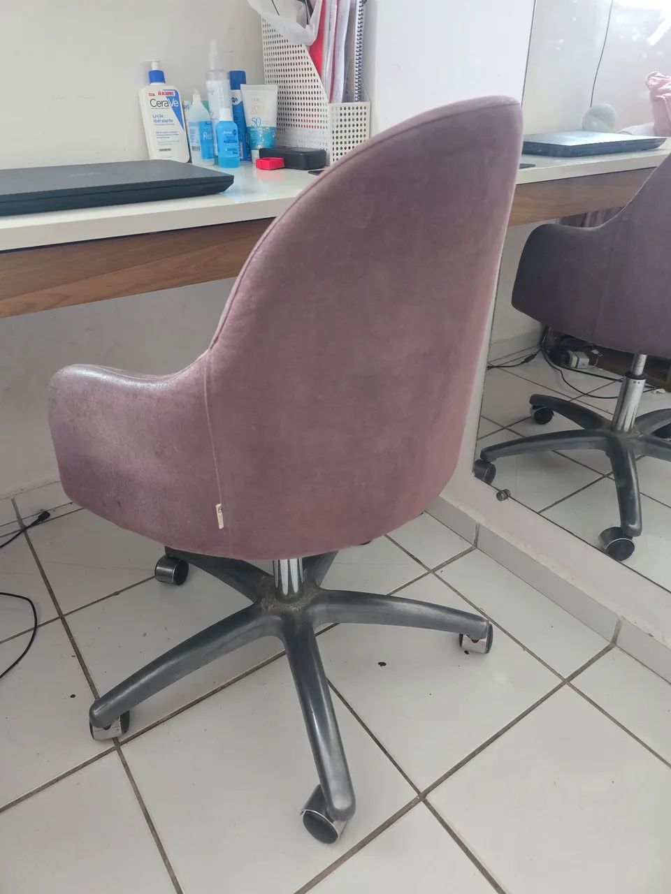 Poltrona giratória em perfeitao estado, pés em alumínio com rodizios - Foto 5
