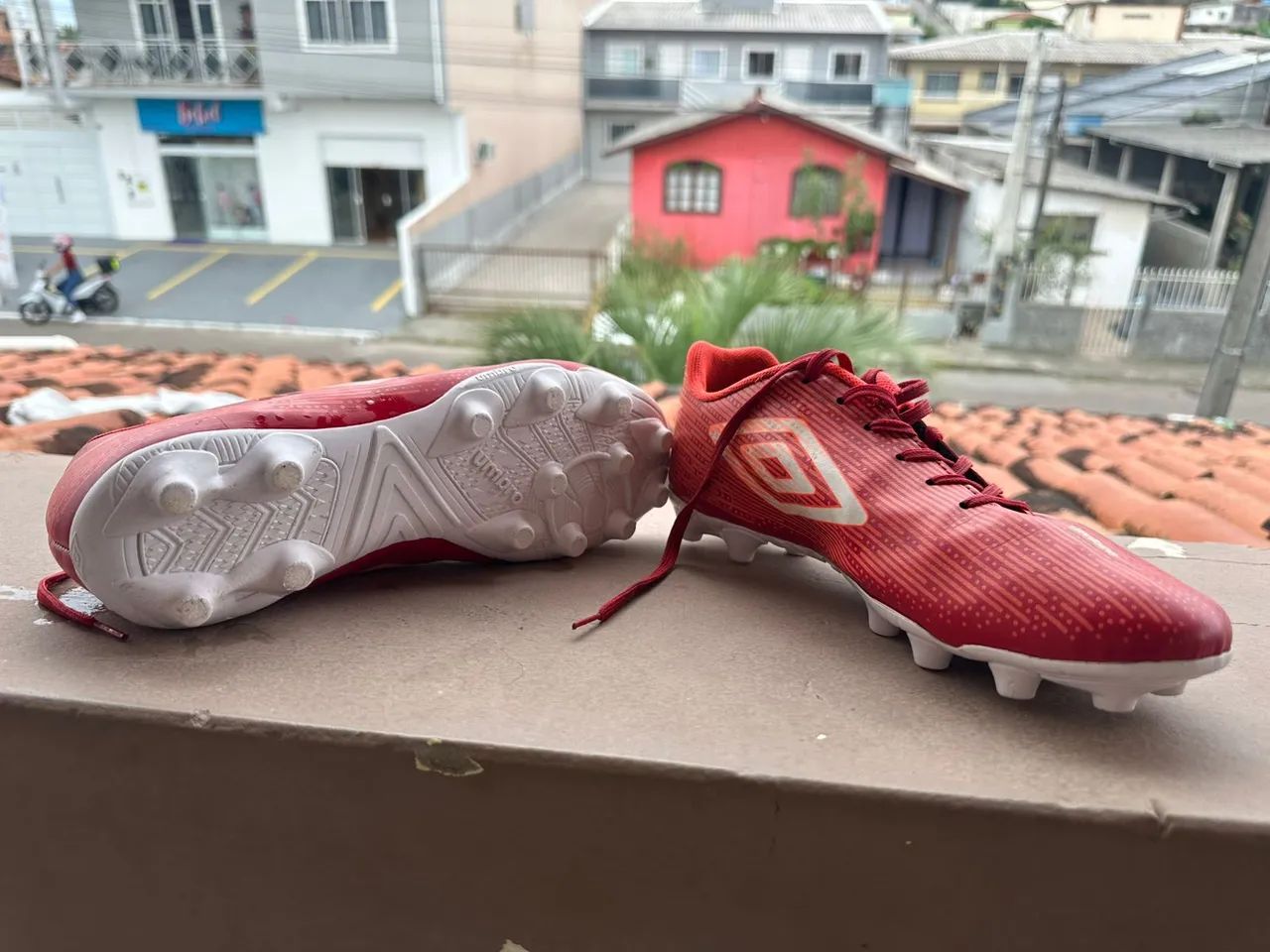 Chuteira Umbro- Rosa e branco Original. - Foto 2