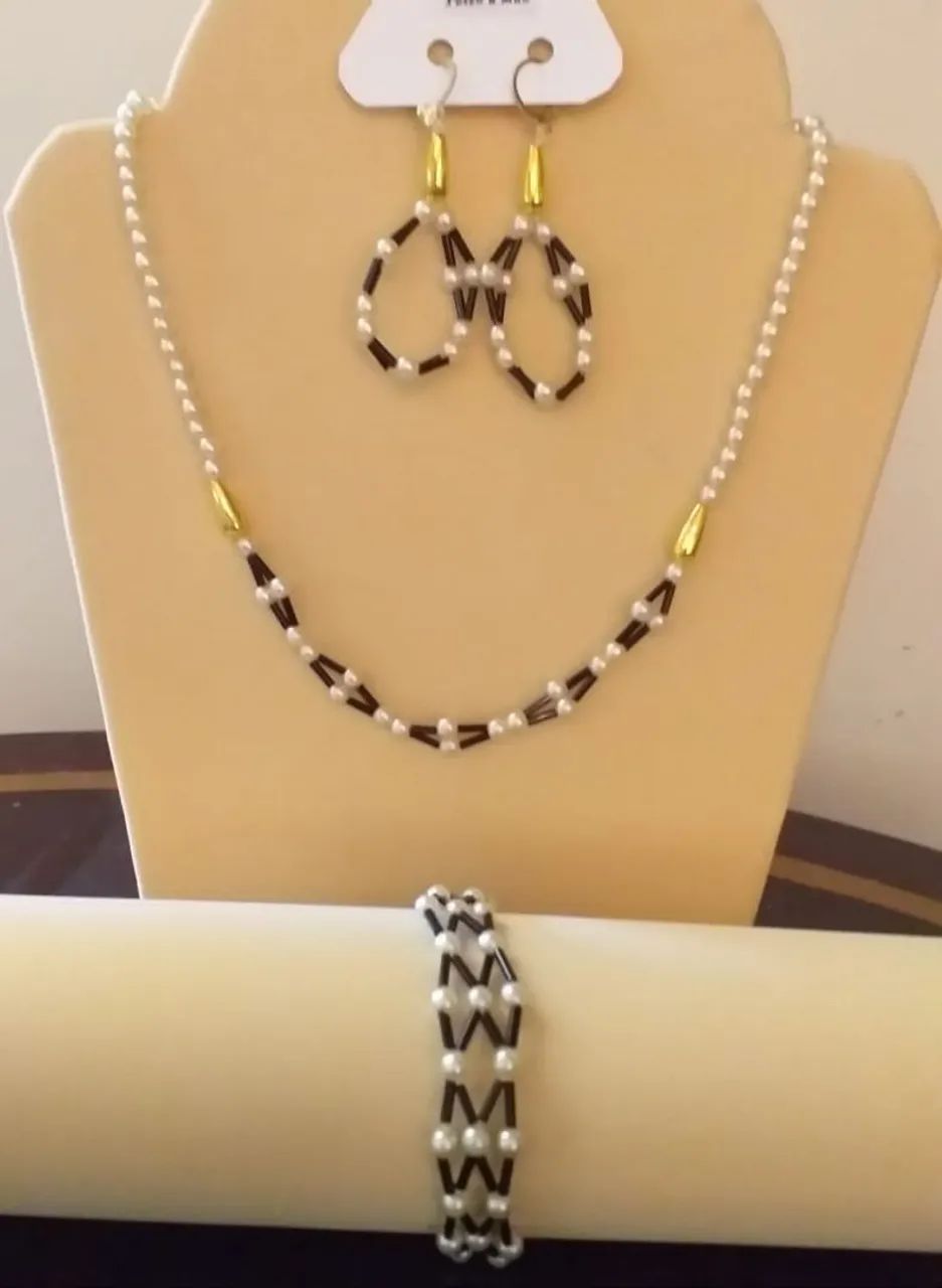Conjunto de colar, brinco e pulseira