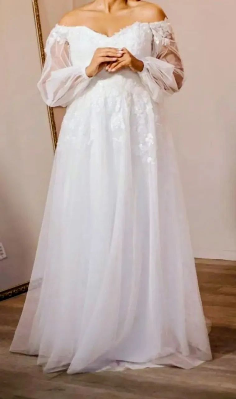Vestido de noiva com véu à venda.