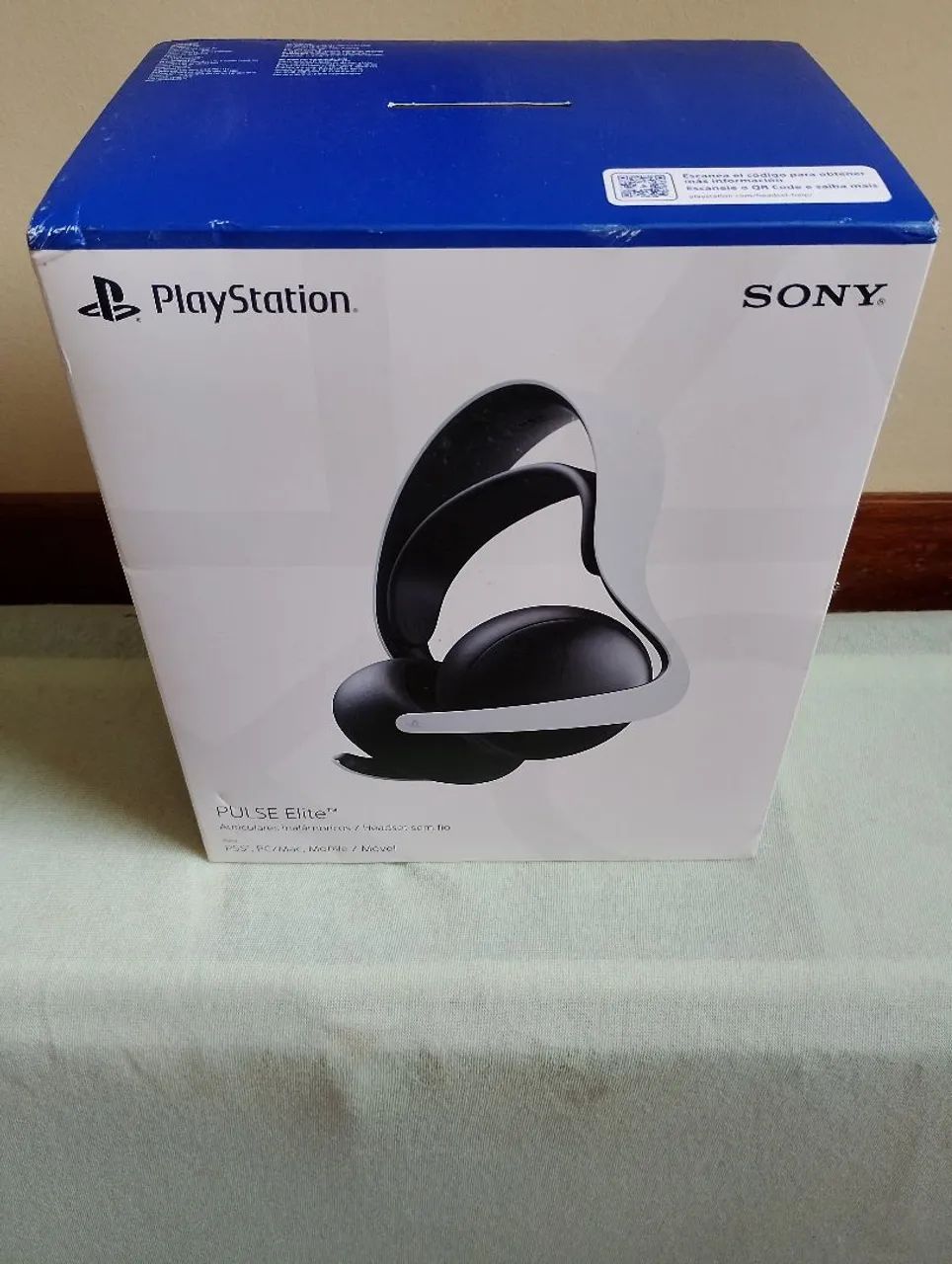 Headset Pulse Elite na caixa com base