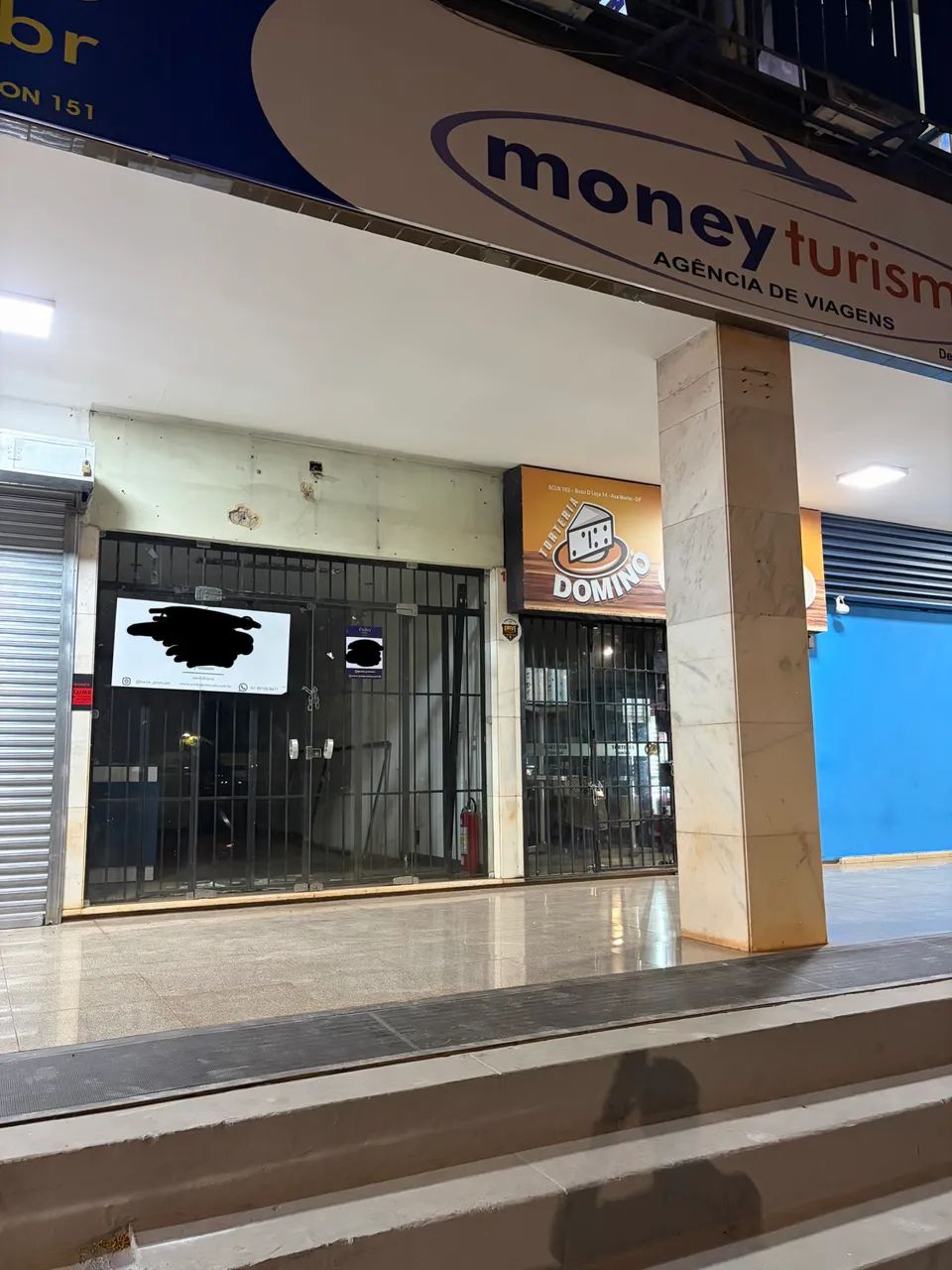 Parede de vidro com porta 