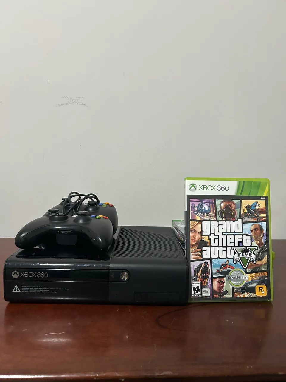 XBOX 360 EM PERFEITAS CONDIÇÕES ( ACOMPANHA 7 JOGOS INCLUINDO GTA V )