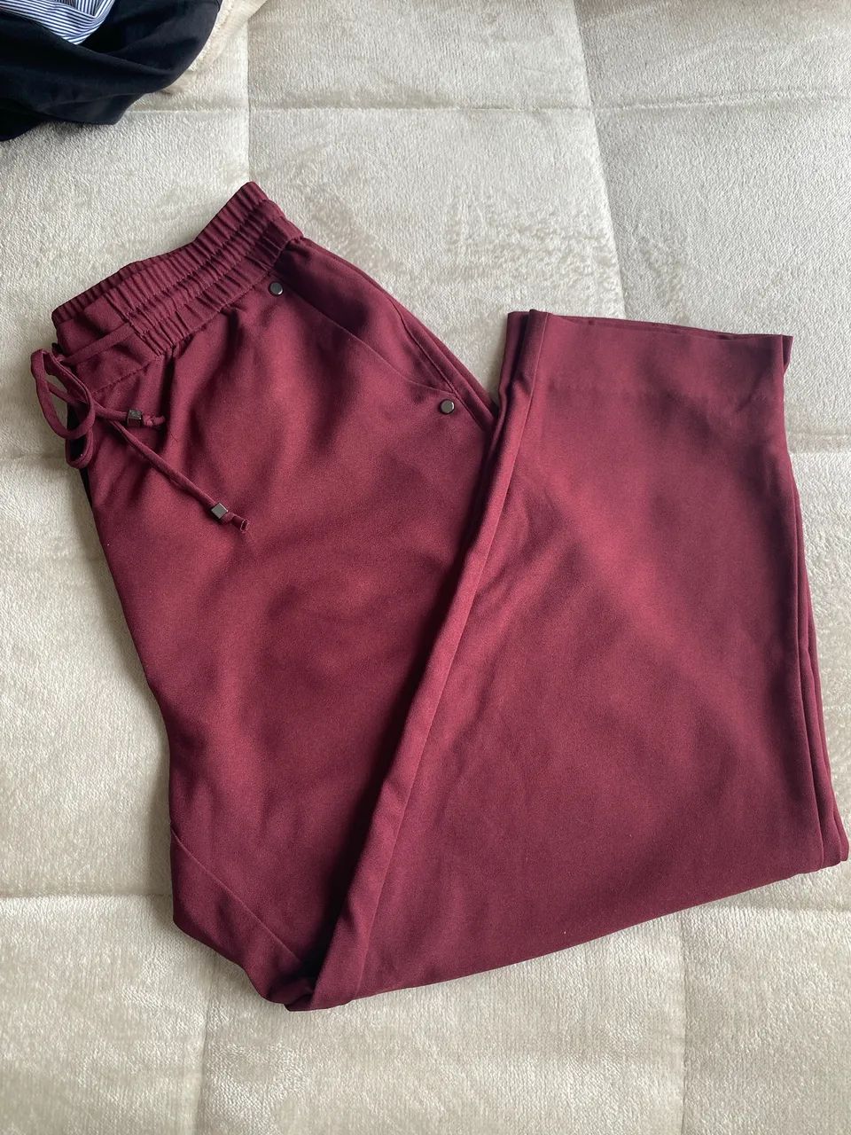 Calça Fluida em crepe vinho - Foto 3
