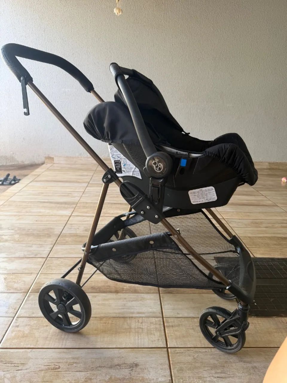 Carrinho Moisés com bebê conforto 