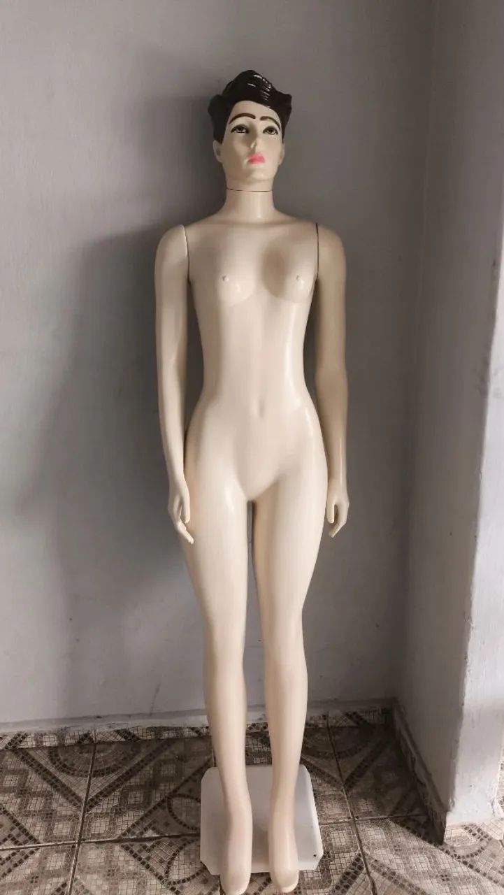 Manequin feminino completo, bem conservado.