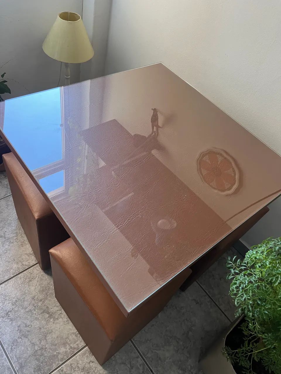 Mesa quadrada com vidro e 4 puffs - Foto 4