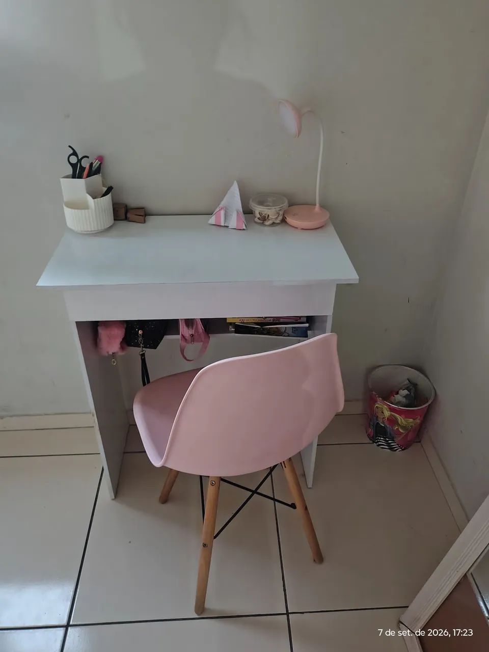 Vendo mesinha com cadeira p sua princesa