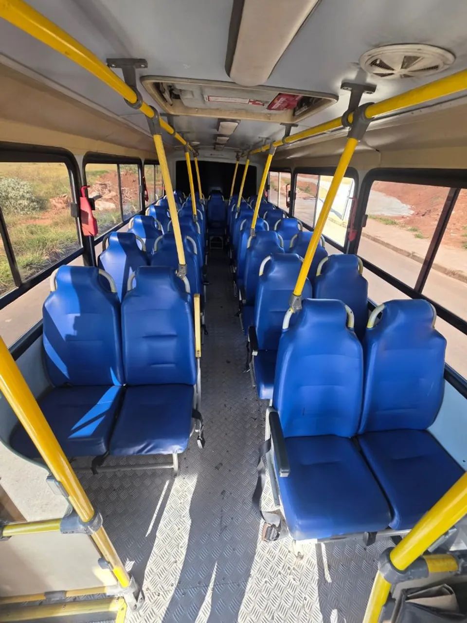 Vendo microônibus padrão escolar 32 lugares  - Foto 3
