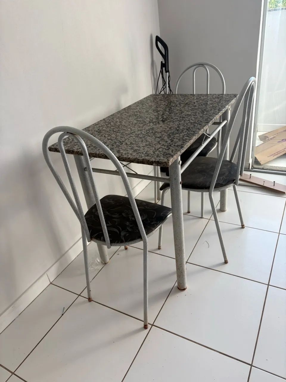 VENDO MESA DE MARMORE COM 4 CADEIRAS - Foto 4