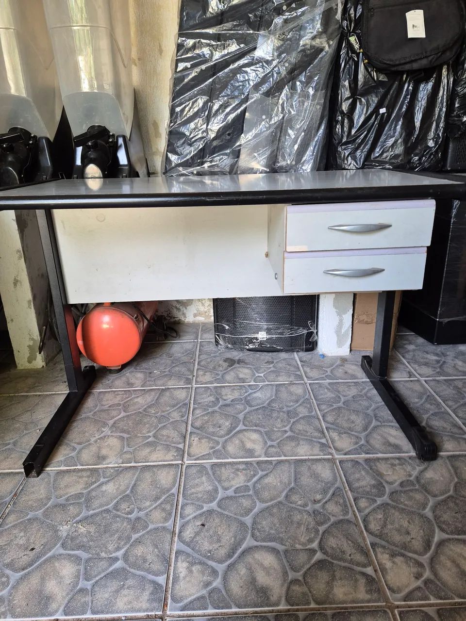 Mesa de escritório 2 gavetas.111x58x73cm