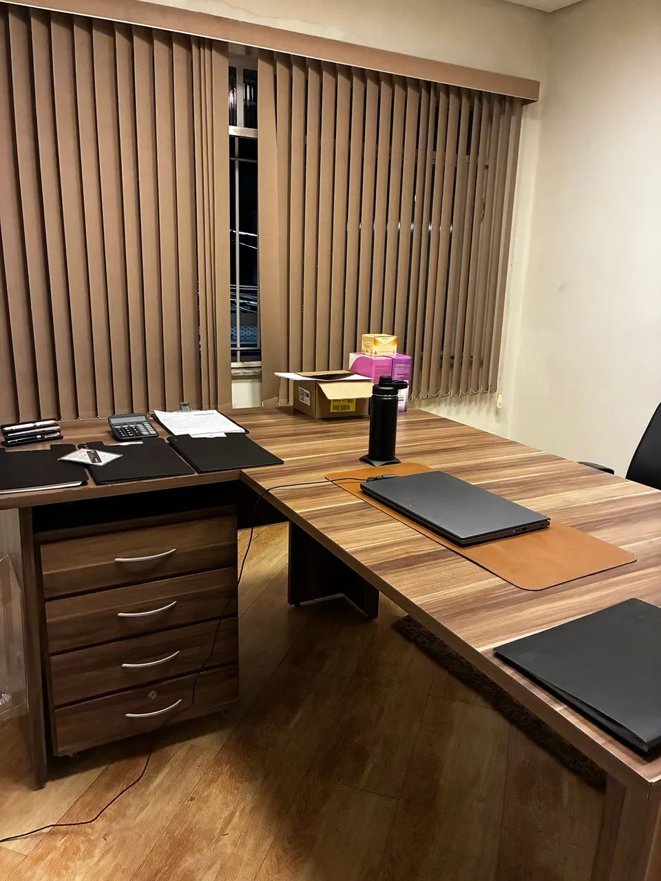 Mesa em L Robusta + Gaveteiro da mesa - Foto 2