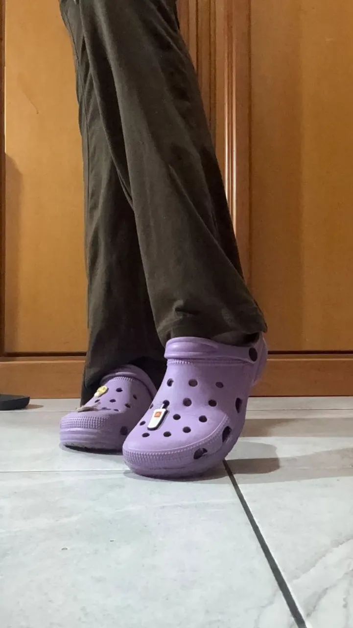 Crocs roxa (inspiração) acompanha pins - Foto 4