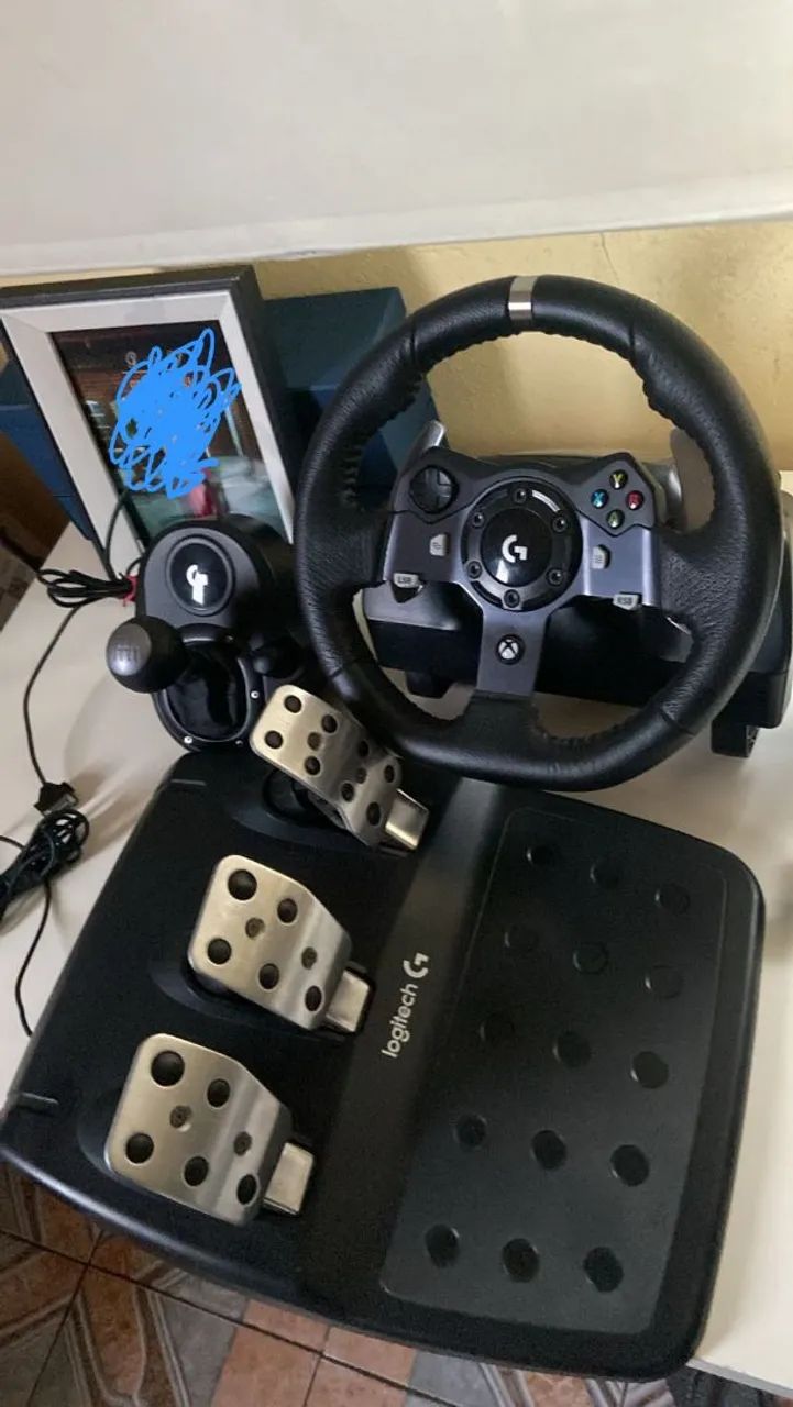 Volante Logitech G920 com câmbio e cockpit