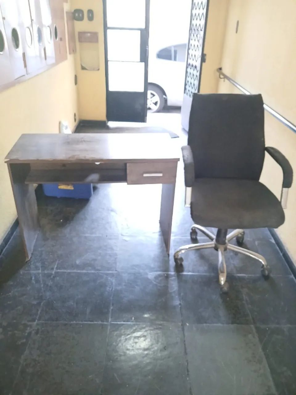 MESA E CADEIRA DE ESCRITÓRIO - USADAS - URGENTE  - Foto 2