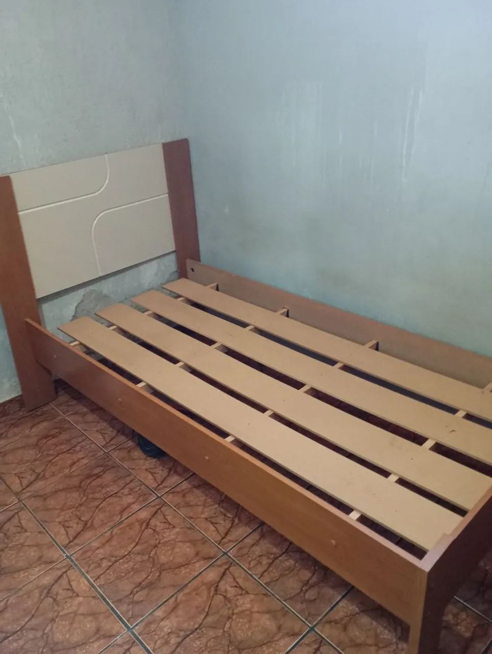 Vendo cama de solteiro 