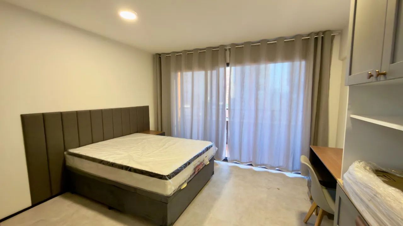 Studio com 32 metros com varanda mobiliado ao lado da PUc - Foto 2