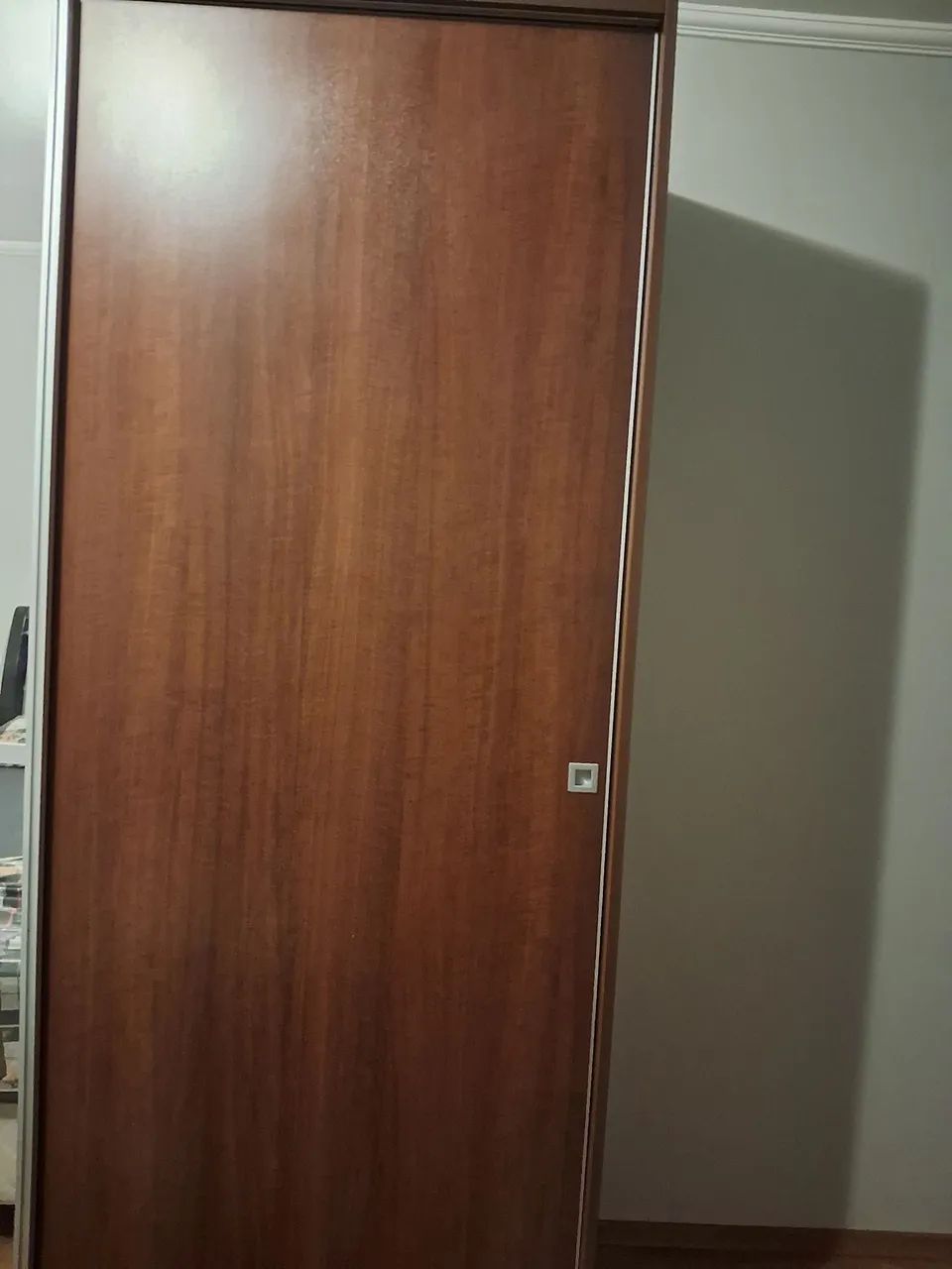 Guarda-roupa de casal grande - portas de correr  com espelho - Foto 2