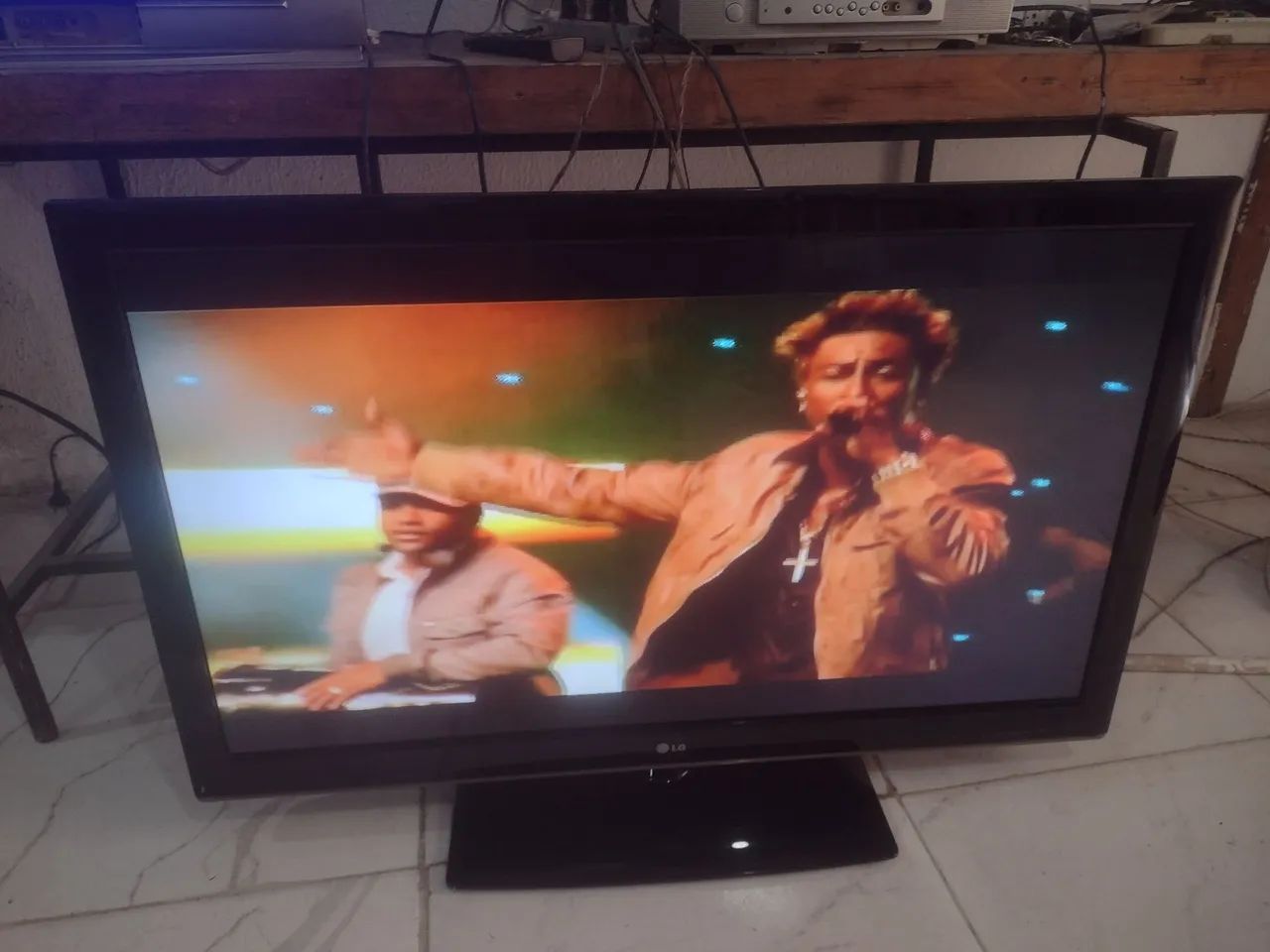 Vendo a TV LG de 42 polegadas LED controle remoto