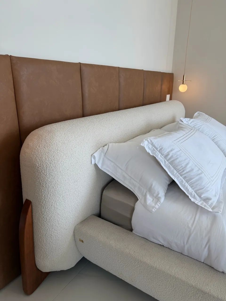 Cama estilo contemporâneo tecido bouclé e madeira maciça  - Foto 3