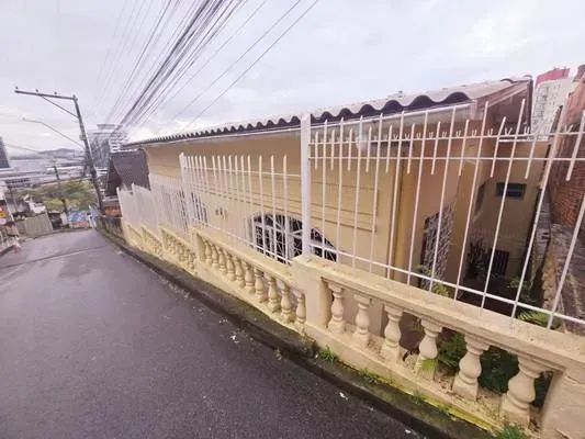 Casa na Rua Laura Caminha Meira, no Centro de Florianópolis - SC