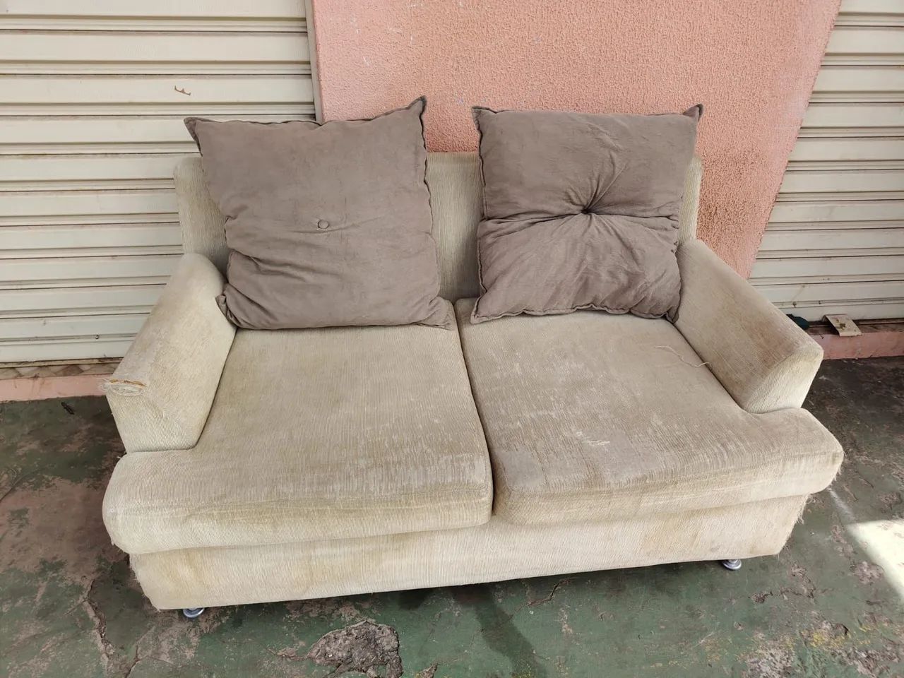 Sofá 2 lugares usado com duas almofadas ((ENTREGO GRATIS)) - Foto 4