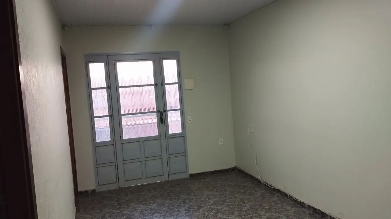 Alugo AP, parte superior , sem garagem 