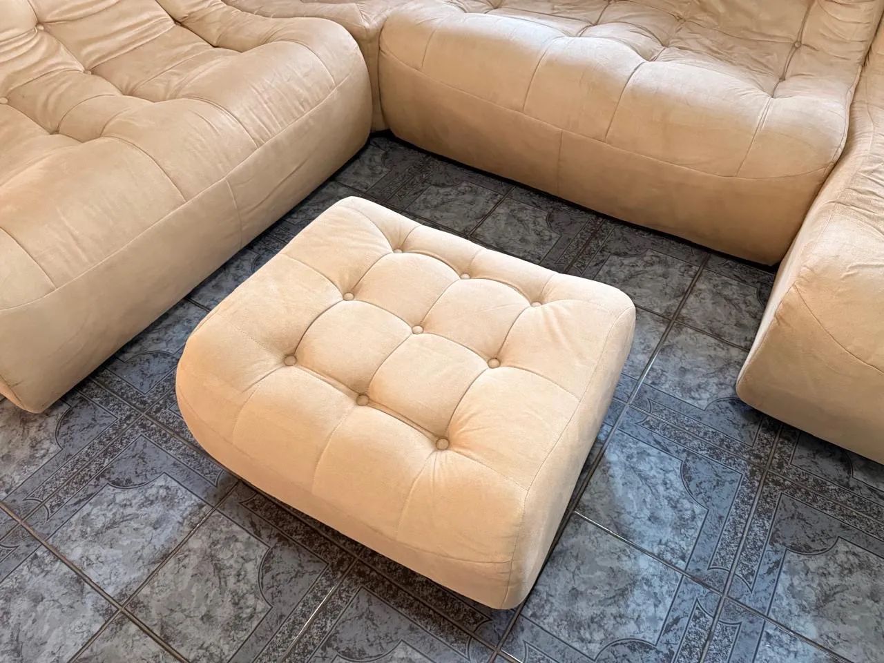 Sofá de Canto Modular em Suede Bege + Pufe (Super Espaçoso e Confortável) - Foto 2