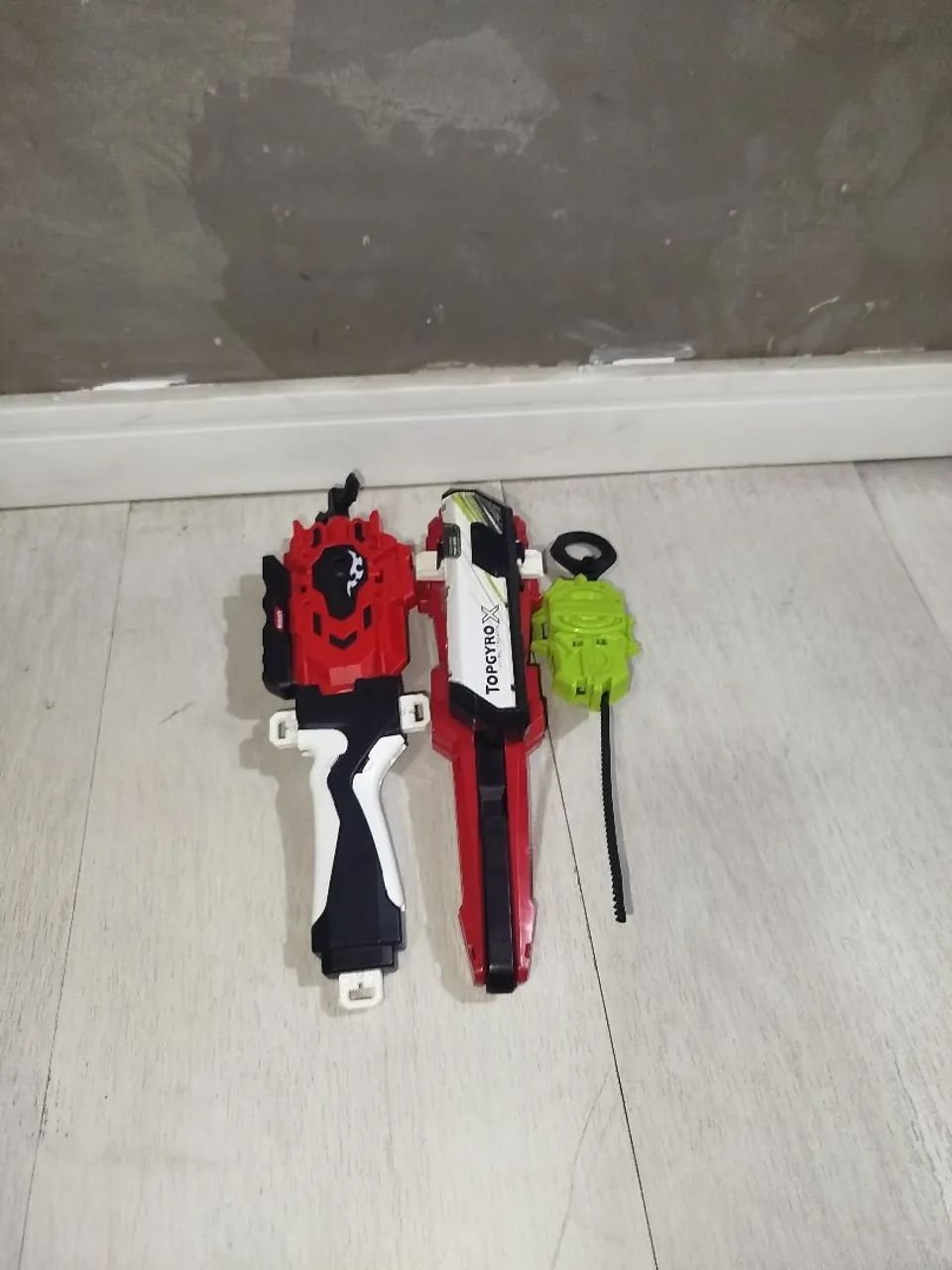 KIT DE BEYBLADES COM LANÇADORES (BEYBLADES Originais) - Foto 2