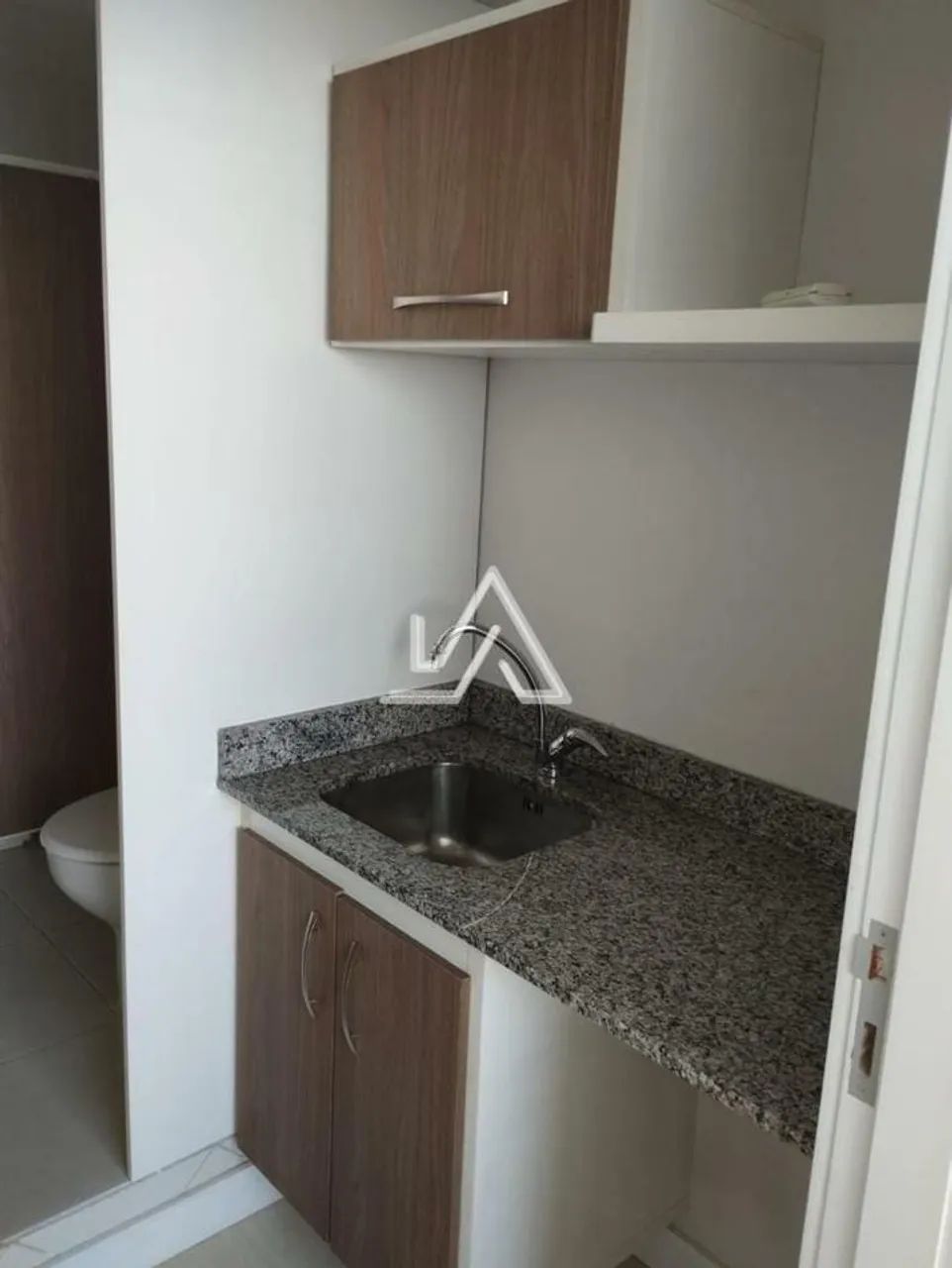 SALA COMERCIAL AÉREA ED. CENTAURO- COM 2 BANHEIROS E COZINHA MOBILIADA-SALA DE ESPERA E AR - Foto 5