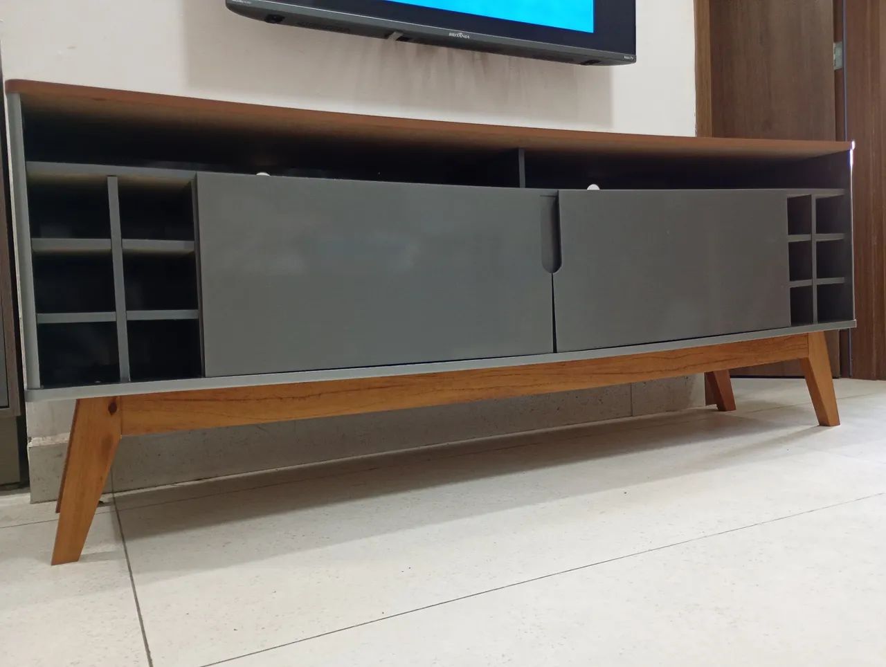 Rack Sala Para Tv Até 60 Polegadas Com Pés Em Madeira Cor Cinza - Foto 5
