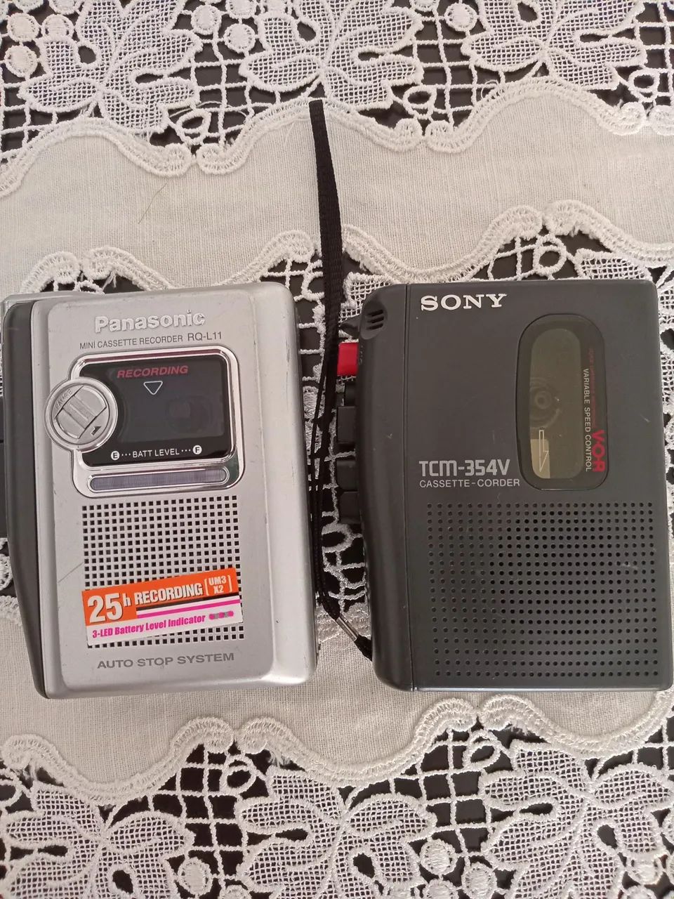 2 walkaman no estado Panasonic e Sony 