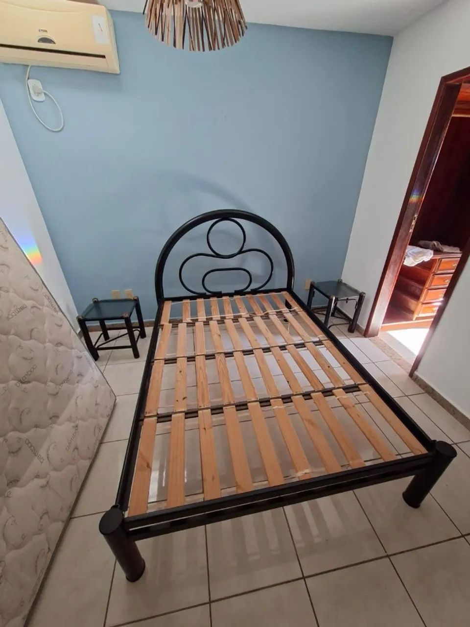 CONJUNTO DE QUARTO VINTAGE - CAMA DE FERRO + COLCHÃO + 2 MESINHAS - Foto 5