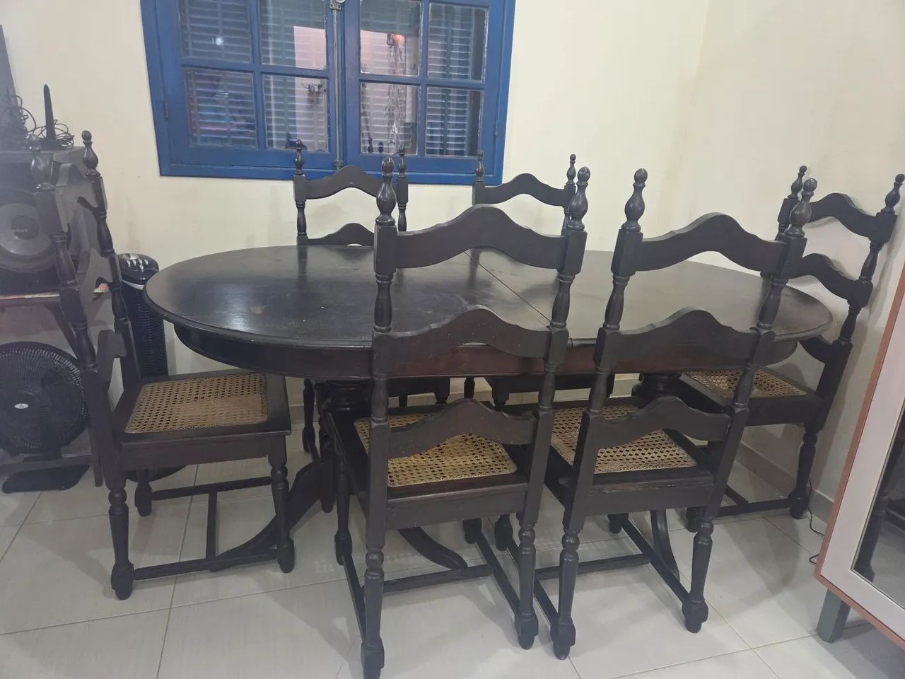 Oferta imperdível! Mesa e cadeiras antigas de madeira estilo colonial - Foto 2