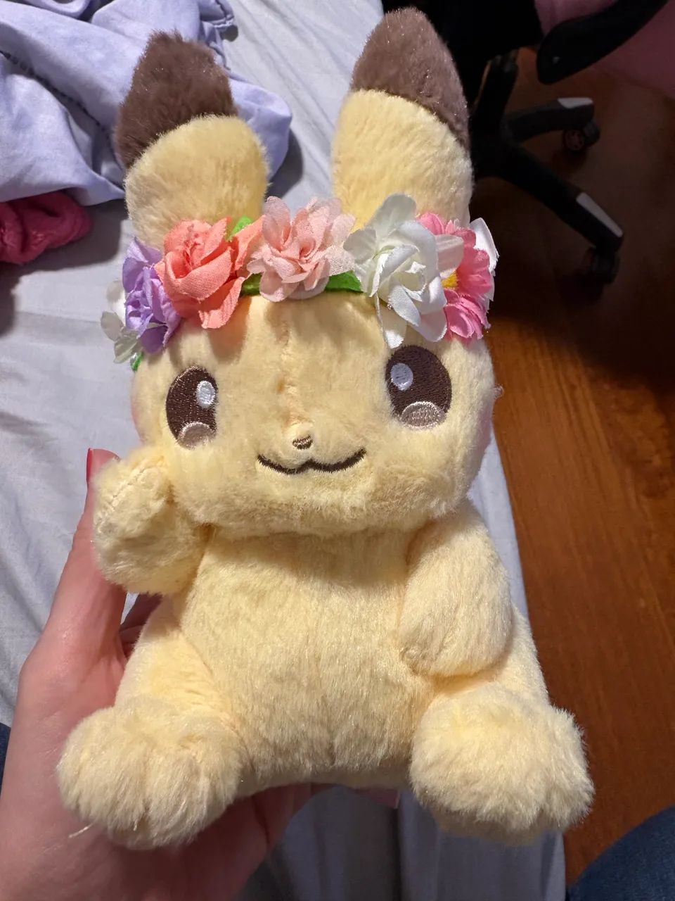 Pelúcia Pokémon Pikachu flores - Pokémon Center