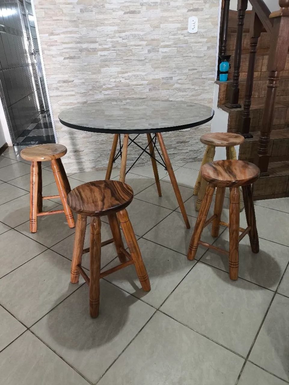 Mesa de vidro + 4 banquetas