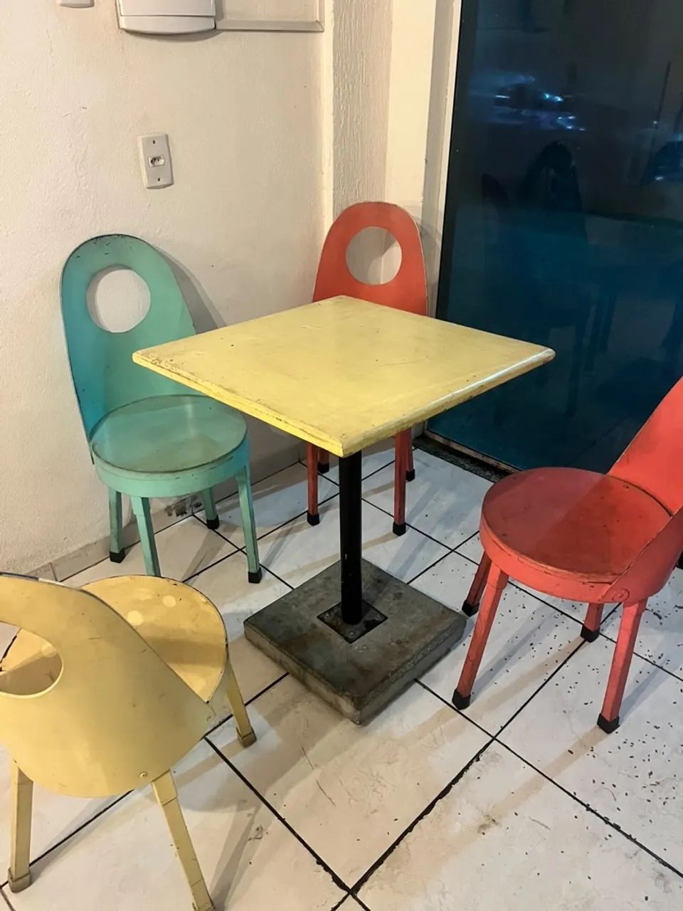 Mesa com 4 cadeiras 