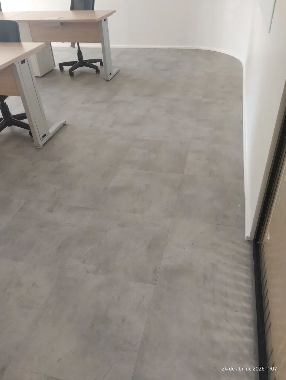 Piso Vinílico Novo - tenho 5 Caixas cada com 10 peças, (2,5m² cada) cada  caixa R$ 200  - Foto 2
