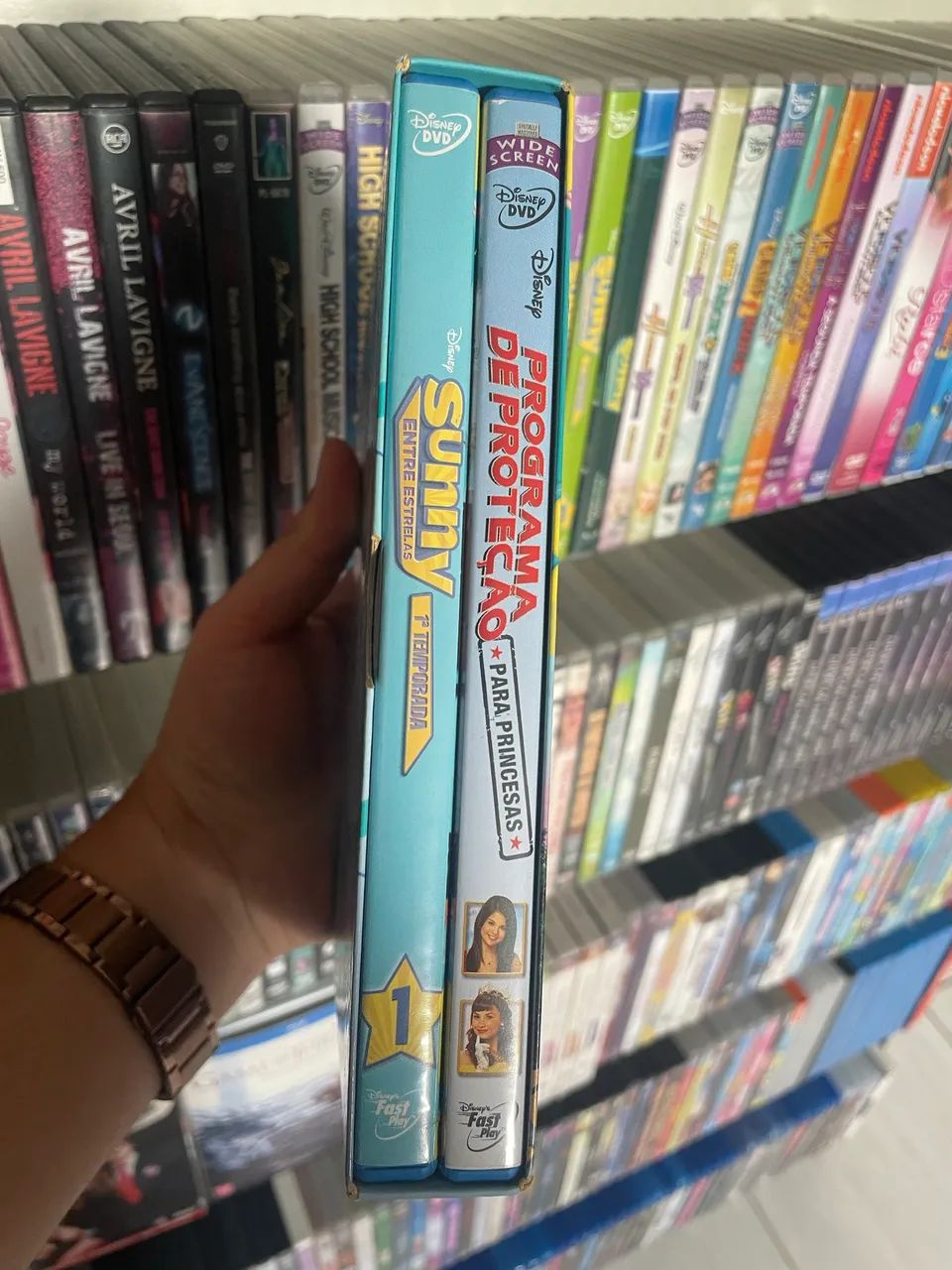 Dvd sunny entre estrelas volume 1 e filme programa de proteção para princesas - Foto 4