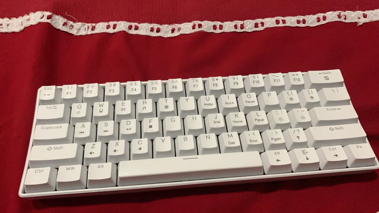 Teclado mecânico branco 60% switch vermelho - Foto 3