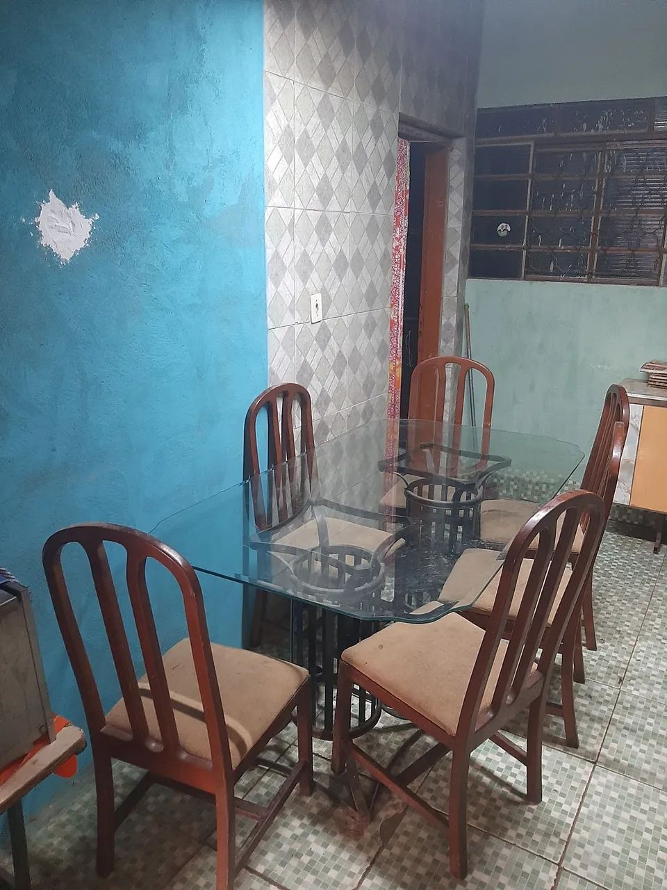 Anunciando uma mesa de vidro de 6 cadeiras